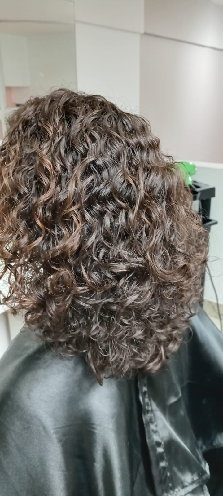 Cabelo cacheado definido e hidratado