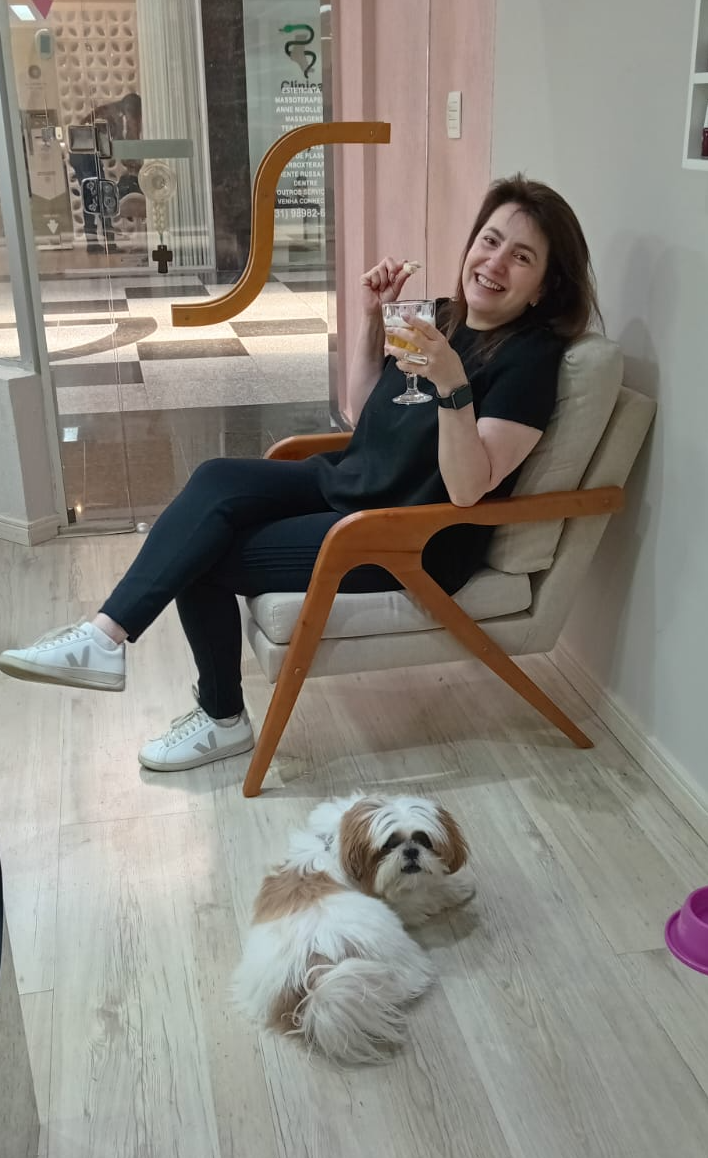 Cliente relaxando no lounge com cafezinho